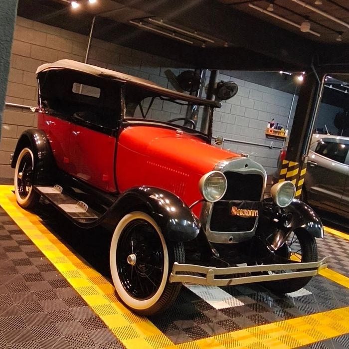 Ford clássico vermelho restaurado