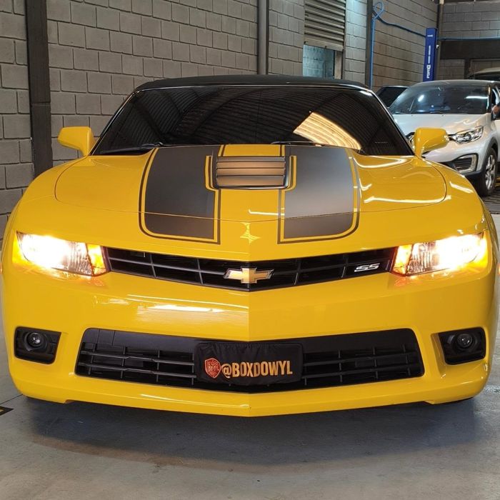 Chevrolet Camaro amarelo