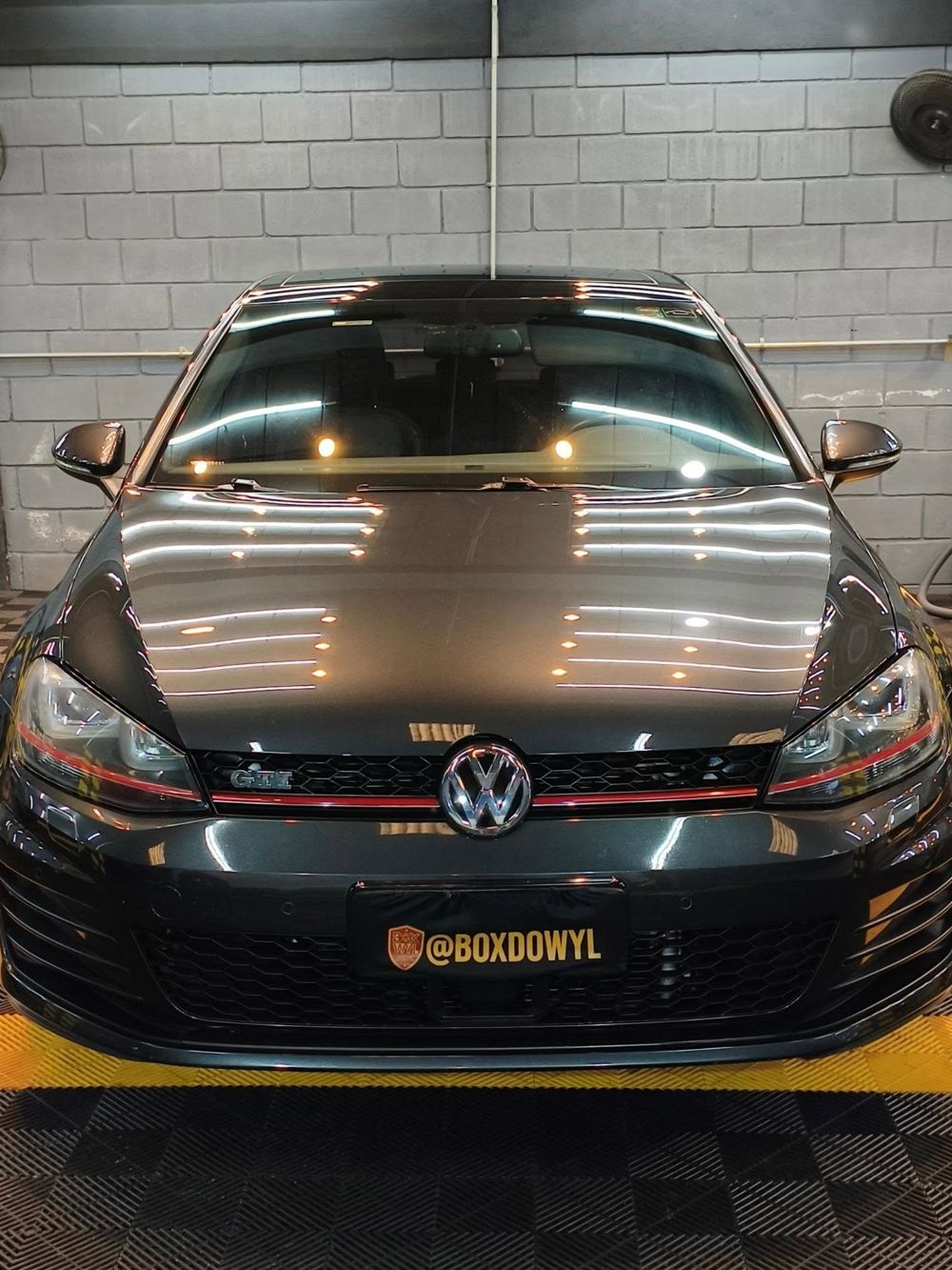 Capô de Golf GTI brilhando após polimento na Box WYL